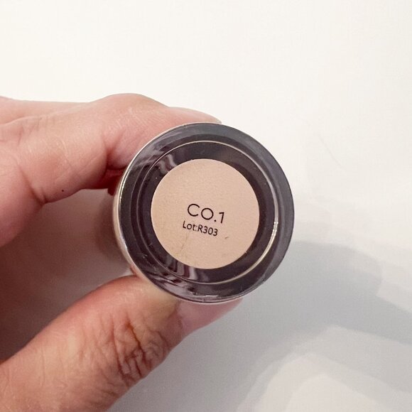 Revolution | C0.1 | Conceal & Define Infinite Longwear Concealer Niacinamide - Picture 7 of 7